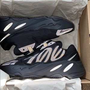 Yeezy 700 MNVN triple black (Size 4 1/2)